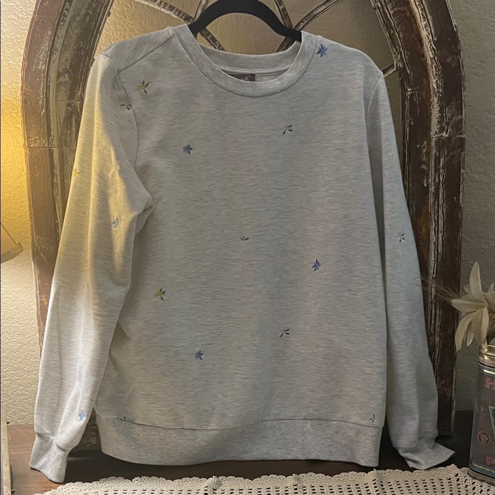 Gloria Vanderbilt Light Gray Top with Floral Accent,Size Medium